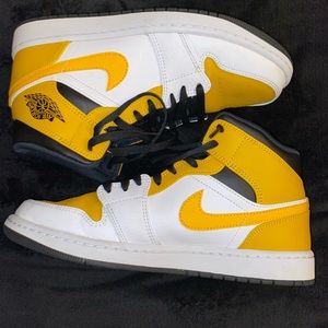 Jordan 1 Mid university gold. Good condition